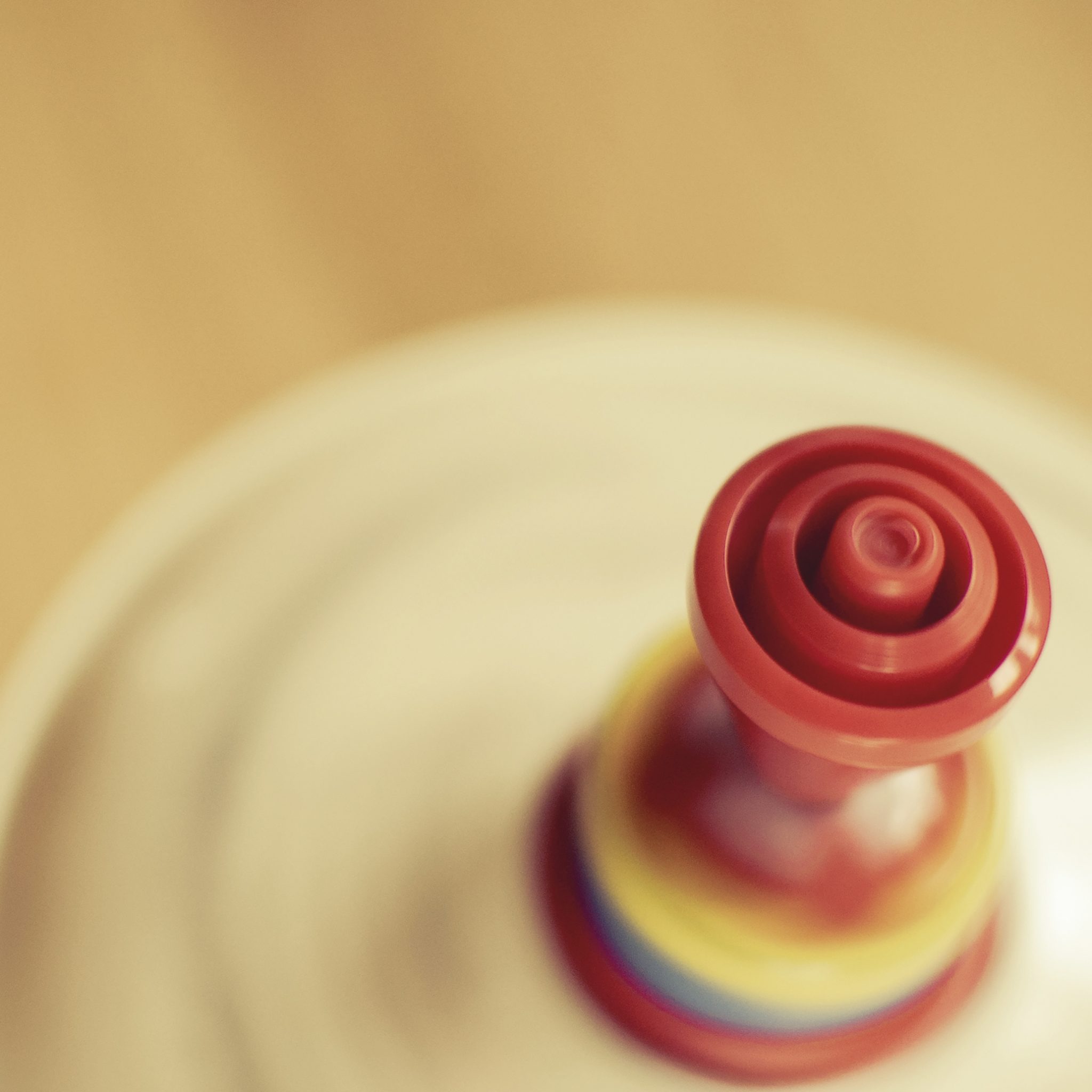 Bunter Holzkreisel in Bewegung – Profilbild der Kita kinderKiste.