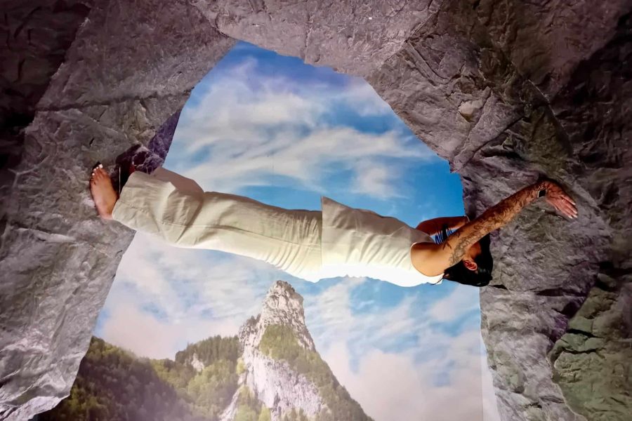 Mitarbeiterin klettert an einer Kletterwand.