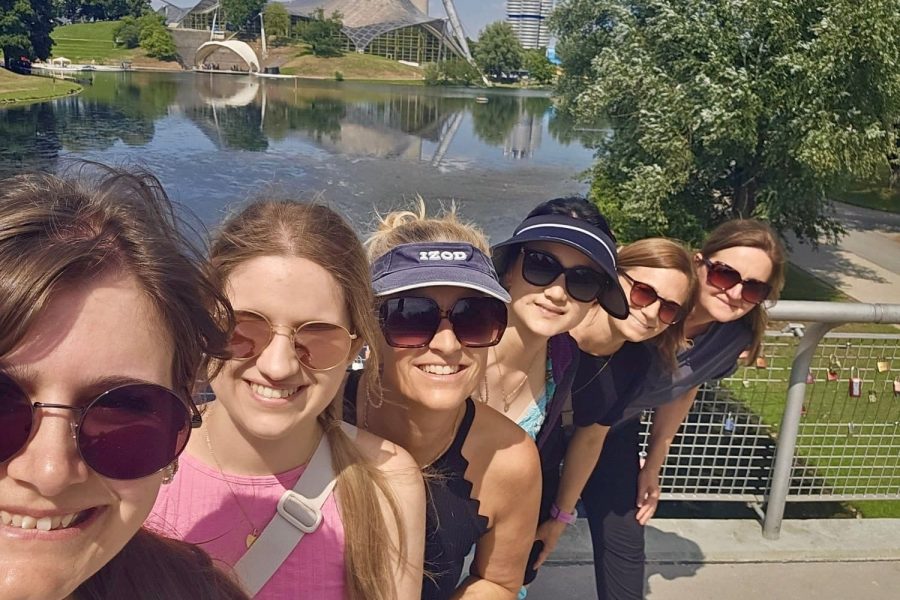 Team-Selfie im Olympiapark München mit Olympiaturm.