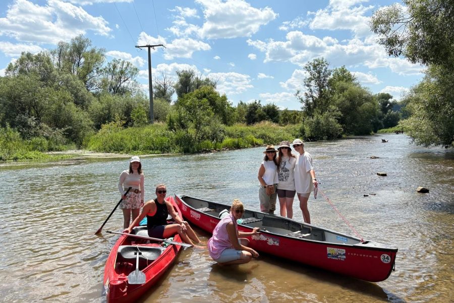 Mitarbeiterinnen beim Kanu-Ausflug auf einem Fluss