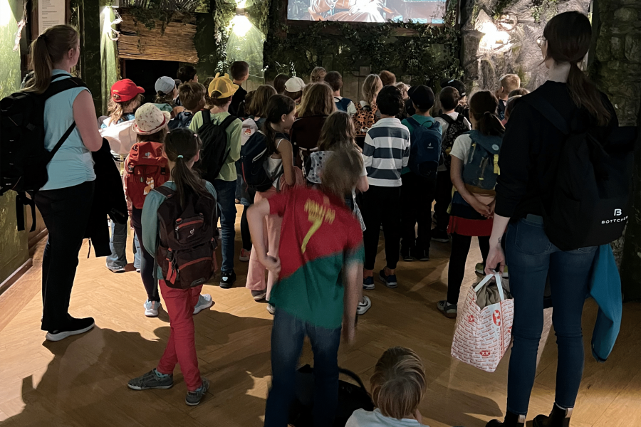 Kita-Kinder mit Rucksäcken bei Ausflug in Ausstellung.