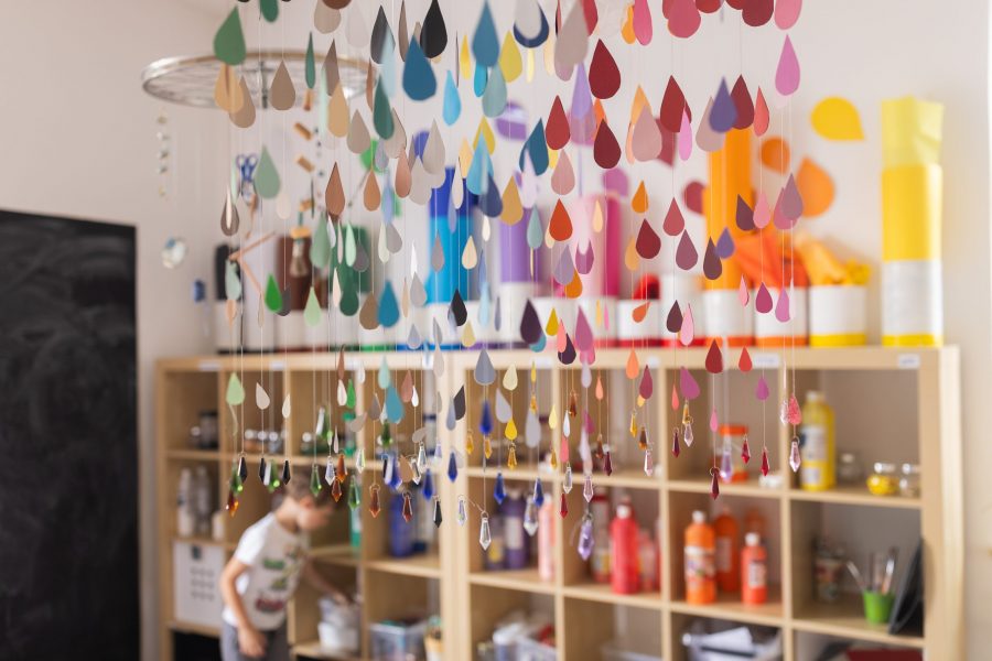 Bunte Papierinstallation aus Tropfenformen im Kreativraum einer Kindertagesstätte der bürgerhilfe ingolstadt KiTa GmbH