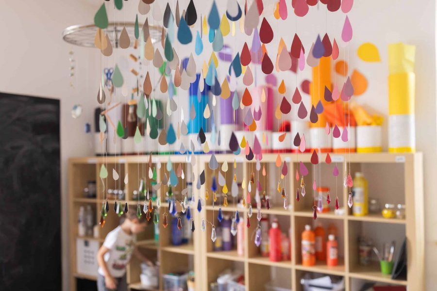 Papierinstallation im Kreativraum.