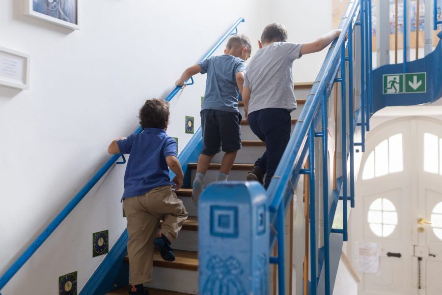 Kinder steigen gemeinsam eine Treppe hinauf im Gebäude der bürgerhilfe ingolstadt KiTa GmbH