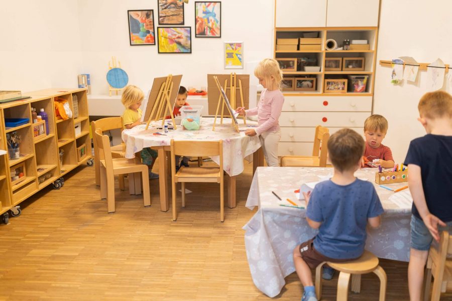 Kinder beim Malen und Basteln im Atelier.