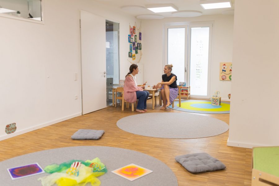 Erzieherinnen im Gespräch in einem ruhigen Gruppenraum der bürgerhilfe ingolstadt KiTa GmbH