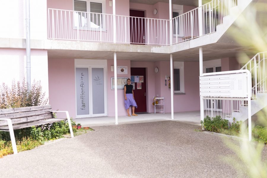 Eingangsbereich einer Kindertagesstätte der bürgerhilfe ingolstadt KiTa GmbH mit Mitarbeiterin