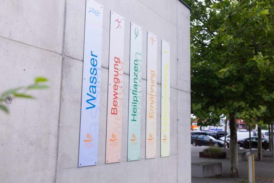 Beschilderung der Bildungsbereiche Wasser, Bewegung, Heilpflanzen, Ernährung und Lebensordnung an einer Kindertagesstätte der bürgerhilfe ingolstadt KiTa GmbH