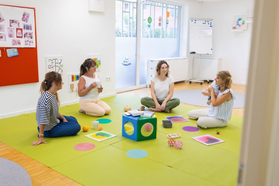 Pädagogische Fachkräfte im Austausch über frühkindliche Bildung in einer Kita der bürgerhilfe ingolstadt