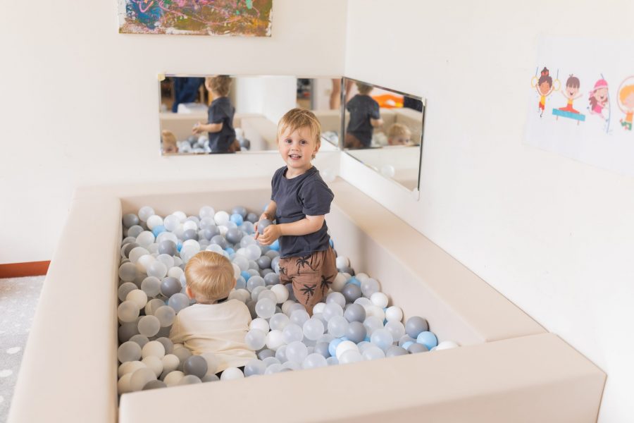 Zwei Kleinkinder spielen in einem Bällebad im Innenraum einer Kindertagesstätte in Ingolstadt.