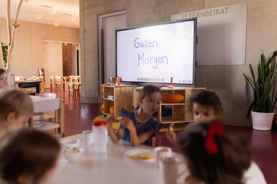 Fünf Kinder beim gemeinsamen Frühstück am Tisch.