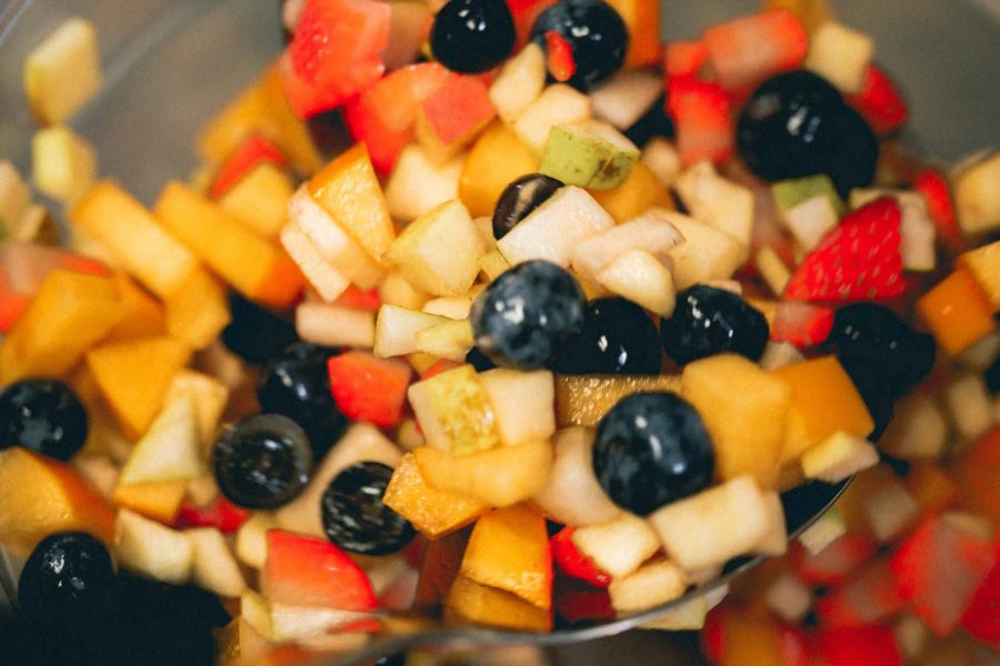 Frischer Obstsalat in der Schüssel.