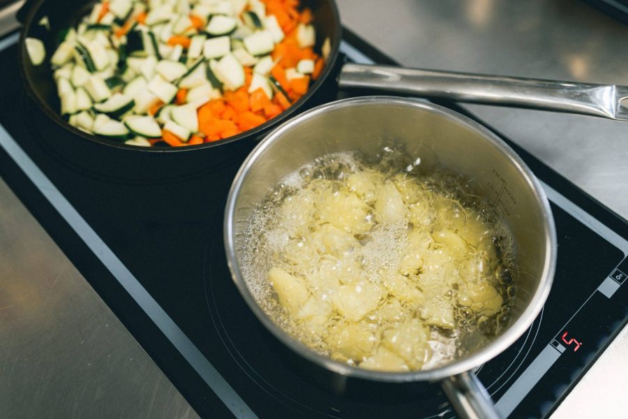 Kartoffeln und Gemüse beim Kochen.