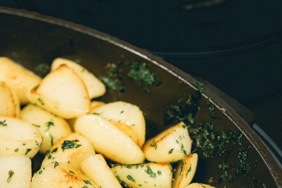 Petersilienkartoffeln in der Pfanne.