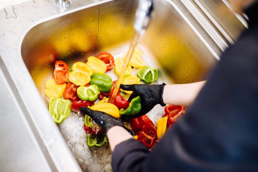 Paprika werden gewaschen.
